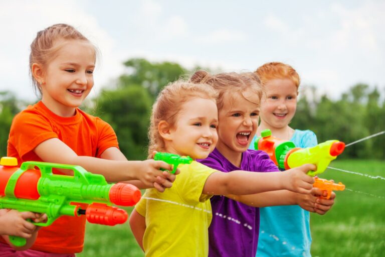Leuke activiteiten in eigen tuin voor kinderen  kinderen met waterpistool